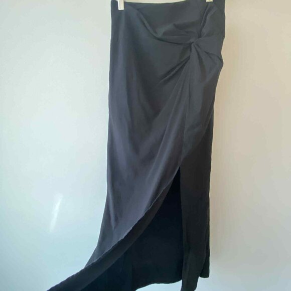 Long black skirt - Picture 3 of 3